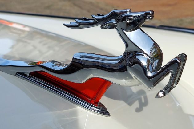 Ein springender Hirsch… die Kühlerfigur des GAZ Wolga M-21 der Bauzeit 1956 bis 1970 aus der Sowjetunion Ein springender Hirsch… die Kühlerfigur des GAZ Wolga M-21 der Bauzeit 1956 bis 1970 aus der Sowjetunion