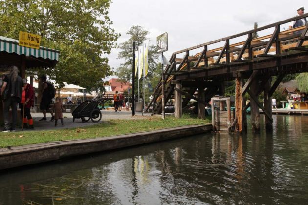 Lübbenau im Spreewald - eine traditionelle Holzbrücke über die Hauptspree am Grossen Spreewaldhafen Lübbenau im Spreewald - eine traditionelle Holzbrücke über die Hauptspree am Grossen Spreewaldhafen