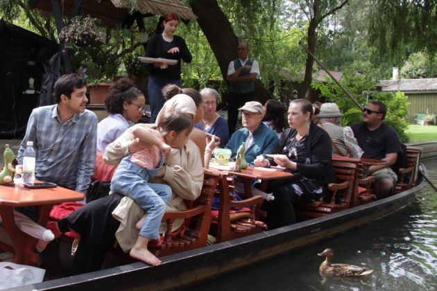 Spreewald-Fastfood to go - der Verkauf von heimischen Gurken und Schmalzbroten während der Kahnfahrt nach Lehde Spreewald-Fastfood to go - der Verkauf von heimischen Gurken und Schmalzbroten während der Kahnfahrt nach Lehde