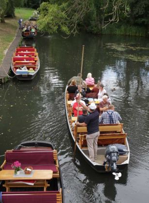 Lehde im Spreewald - der Blick von der Holzbrücke am Café Venedig auf den Bootsverkehr auf dem Lehder Graben Lehde im Spreewald - der Blick von der Holzbrücke am Café Venedig auf den Bootsverkehr auf dem Lehder Graben
