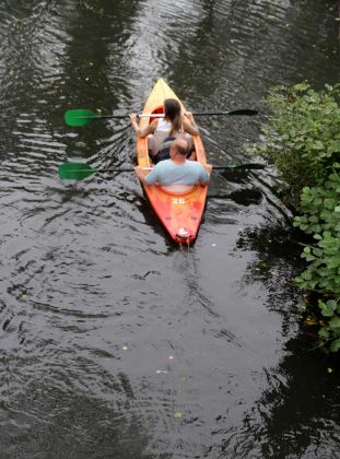 Lehde im Spreewald - der Blick von der Holzbrücke am Café Venedig auf den Bootsverkehr auf dem Lehder Graben Lehde im Spreewald - der Blick von der Holzbrücke am Café Venedig auf den Bootsverkehr auf dem Lehder Graben
