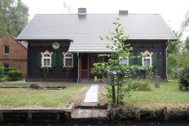 Lehde im Spreewald - ein sorbisches Holzhaus in der typischen Spreewald-Architektur Lehde im Spreewald - ein sorbisches Holzhaus in der typischen Spreewald-Architektur