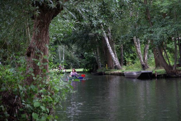 Begegnungen auf der Hauptspree während der Kahnfahrt von Lübbenau nach Lehde Begegnungen auf der Hauptspree während der Kahnfahrt von Lübbenau nach Lehde