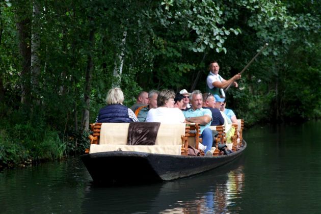Begegnungen auf der Hauptspree während der Kahnfahrt von Lübbenau nach Lehde Begegnungen auf der Hauptspree während der Kahnfahrt von Lübbenau nach Lehde