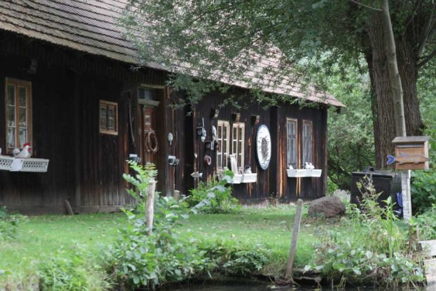Lehde im Spreewald - ein sorbisches Holzhaus in der typischen Spreewald-Architektur Lehde im Spreewald - ein sorbisches Holzhaus in der typischen Spreewald-Architektur