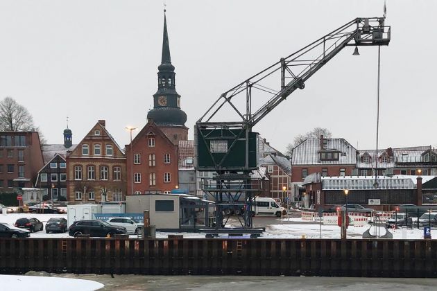 Hansestadt Stade - der Stadthafen mit einem Museumskran vor dem Cosmae-Kirchturm