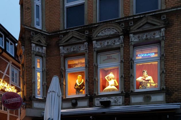 Hansestadt Stade - James Dean, Marilyn Monroe und Elvis Presley in den Fenstern des Restaurants Pannekoken-Hus am Fischmarkt Hansestadt Stade - James Dean, Marilyn Monroe und Elvis Presley in den Fenstern des Restaurants Pannekoken-Hus am Fischmarkt