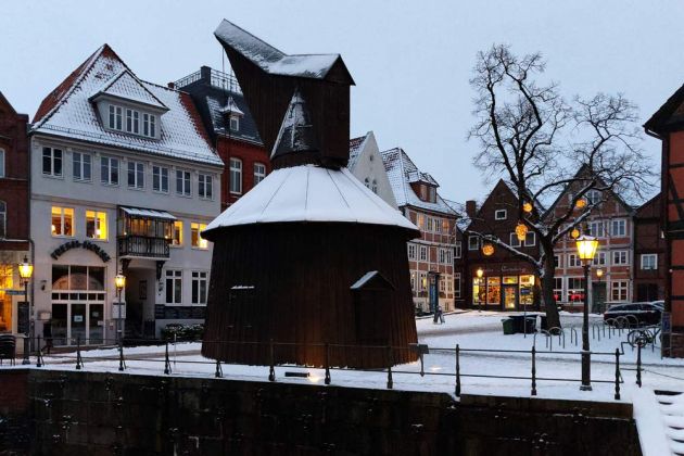 Hansestadt Stade - der historische Tretkran am Fischmarkt am Ufer der Schwinge beim Alten Hansehafen Hansestadt Stade - der historische Tretkran am Fischmarkt am Ufer der Schwinge beim Alten Hansehafen
