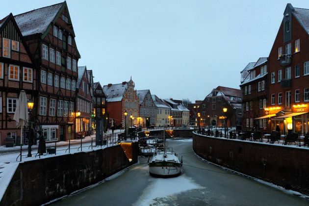 Hansestadt Stade - der Alte Hansehafen mit historischen Bauten am Ufer der Schwinge Hansestadt Stade - der Alte Hansehafen mit historischen Bauten am Ufer der Schwinge