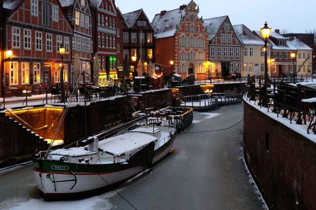 Hansestadt Stade - der Alte Hansehafen mit historischen Bauten am Ufer der Schwinge Hansestadt Stade - der Alte Hansehafen mit historischen Bauten am Ufer der Schwinge