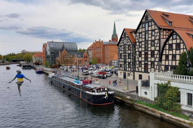 Bydgoszcz, Bromberg - die mächtigen Fachwerkspeicher und die Skulptur des Seiltänzers über der Brda Bydgoszcz, Bromberg - die mächtigen Fachwerkspeicher und die Skulptur des Seiltänzers über der Brda