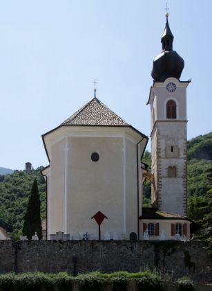 Das Weindorf Nals nahe Meran - die St. Ulrich Kirche Das Weindorf Nals nahe Meran - die St. Ulrich Kirche