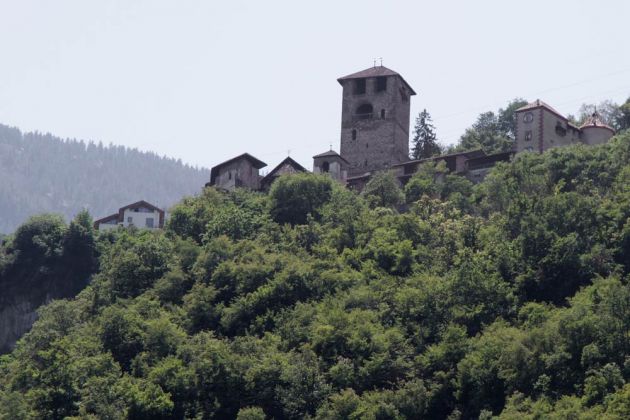 Das Weindorf Nals nahe Meran - Schloss Schwanburg oberhalb von Nals am Ende der Sirmianer Schlucht Das Weindorf Nals nahe Meran - Schloss Schwanburg oberhalb von Nals am Ende der Sirmianer Schlucht