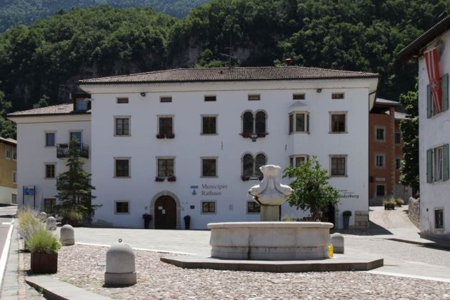 Salurn an der Weinstraße, die südlichste Gemeinde Südtirols - das Rathaus Salurn an der Weinstraße, die südlichste Gemeinde Südtirols - das Rathaus