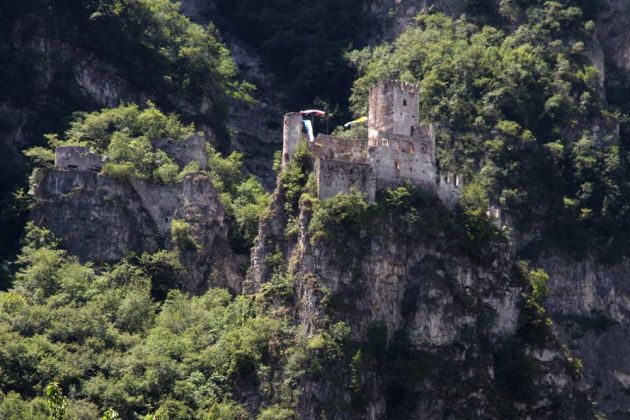 Salurn an der Weinstraße, die südlichste Gemeinde Südtirols - die Haderburg oberhalb des Dorfes Salurn an der Weinstraße, die südlichste Gemeinde Südtirols - die Haderburg oberhalb des Dorfes