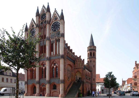 Tangermünde in der Altmark - das historische Rathaus der Backsteingotik mit seinem 24 Meter hohen prachtvollen Schaugiebel am Marktplatz Tangermünde in der Altmark - das historische Rathaus der Backsteingotik mit seinem 24 Meter hohen prachtvollen Schaugiebel am Marktplatz