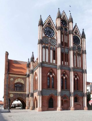 Tangermünde in der Altmark - das historische Rathaus der Backsteingotik mit seinem 24 Meter hohen prachtvollen Schaugiebel am Marktplatz Tangermünde in der Altmark - das historische Rathaus der Backsteingotik mit seinem 24 Meter hohen prachtvollen Schaugiebel am Marktplatz
