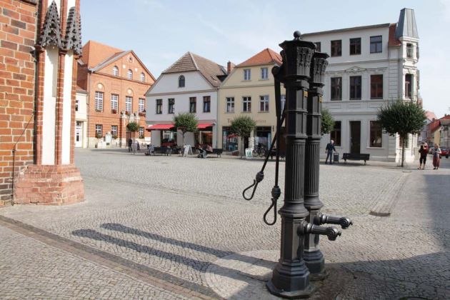 Tangermünde in der Altmark - zwei nostalgische gusseiserne Pumpen auf dem Marktplatz am historischen Rathaus Tangermünde in der Altmark - zwei nostalgische gusseiserne Pumpen auf dem Marktplatz am historischen Rathaus