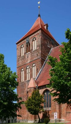 Bergringstadt Teterow, Mecklenburger Schweiz - die Stadtkirche St. Peter und Paul mit ihrem 40 Meter hohen Westturm wurde ab dem 13. Jahrhundert in norddeutscher Backsteingotik errichtet Bergringstadt Teterow, Mecklenburger Schweiz - die Stadtkirche St. Peter und Paul mit ihrem 40 Meter hohen Westturm wurde ab dem 13. Jahrhundert in norddeutscher Backsteingotik errichtet