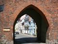 Bergringstadt Teterow, Mecklenburger Schweiz - Durchblick durch das gotische Malchiner Tor in die Malchiner Strasse