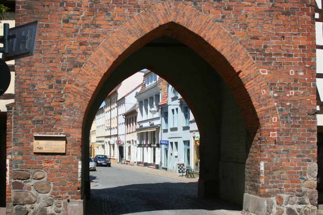 Bergringstadt Teterow, Mecklenburger Schweiz - Durchblick durch das gotische Malchiner Tor in die Malchiner Strasse Bergringstadt Teterow, Mecklenburger Schweiz - Durchblick durch das gotische Malchiner Tor in die Malchiner Strasse