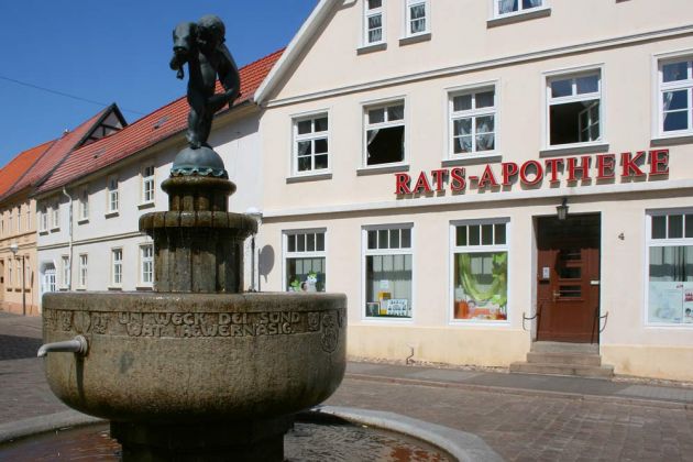 Bergringstadt Teterow, Mecklenburger Schweiz - der Hechtbrunnen von 1914 und die Rats-Apotheke am Marktplatz Bergringstadt Teterow, Mecklenburger Schweiz - der Hechtbrunnen von 1914 und die Rats-Apotheke am Marktplatz