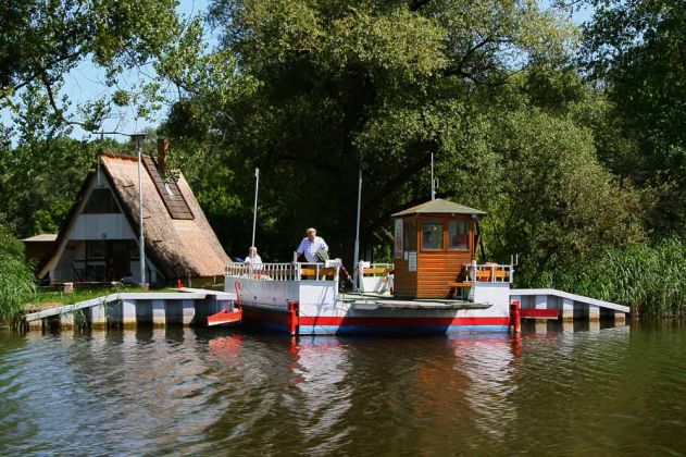 Teterower See, Mecklenburger Schweiz - die historische Seilfähre zum Südende der Burgwallinsel Teterower See, Mecklenburger Schweiz - die historische Seilfähre zum Südende der Burgwallinsel