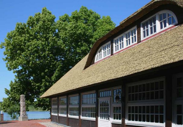 Die Burgwallinsel im Teterower See - die reetgedeckte Gaststätte und Hotel Wendenkrug Die Burgwallinsel im Teterower See - die reetgedeckte Gaststätte und Hotel Wendenkrug