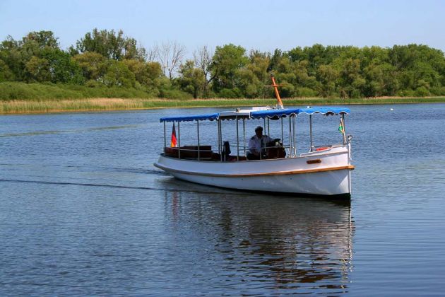 Die historische Motorbarkasse 'Regulus' des Baujahres 1910 auf dem Teterower See - Teterow, Mecklenburger Schweiz Die historische Motorbarkasse 'Regulus' des Baujahres 1910 auf dem Teterower See - Teterow, Mecklenburger Schweiz