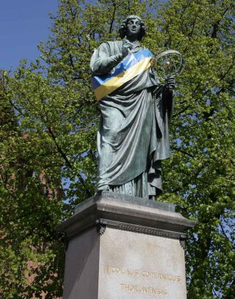 Toruń, Thorn - das Kopernikus-Denkmal am Rathaus Toruń, Thorn - das Kopernikus-Denkmal am Rathaus