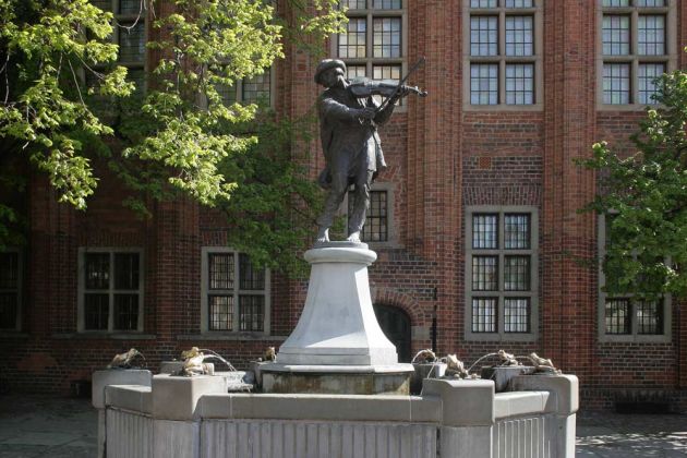 Toruń, Thorn - Flößersfigur und Flößerdenkmal auf dem Altstädter Markt - Pomnik Flisaka w Toruniu Toruń, Thorn - Flößersfigur und Flößerdenkmal auf dem Altstädter Markt - Pomnik Flisaka w Toruniu