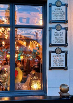 Die Blaue Stunde in Toruń, Thorn - Blick in ein Restaurant am Altstädter Markt Die Blaue Stunde in Toruń, Thorn - Blick in ein Restaurant am Altstädter Markt