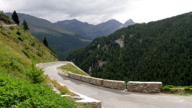 Die Timmelsjoch Hochalpenstrasse am Gasthof Hochfirst auf 1.860 Meter Höhe