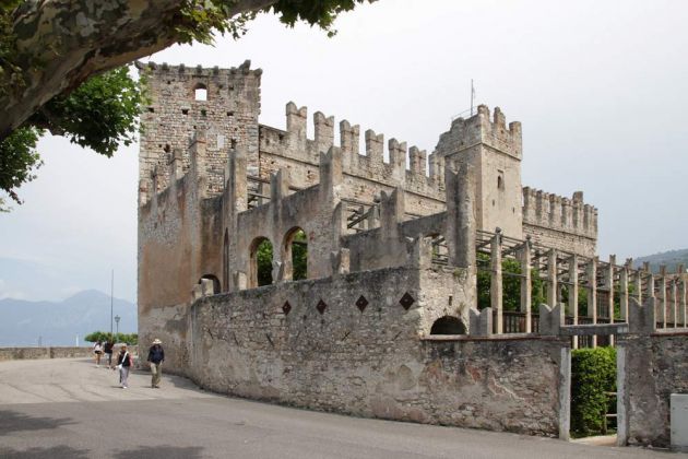 Torri del Benaco am Gardasee - der Lungolargo und das Castello Scaligero Torri del Benaco am Gardasee - der Lungolargo und das Castello Scaligero