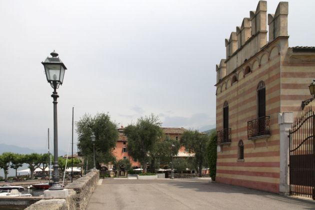 Torri del Benaco am Gardasee - die Promenade Viale Guglielmo Marconi am Castello Scaligero Torri del Benaco am Gardasee - die Promenade Viale Guglielmo Marconi am Castello Scaligero