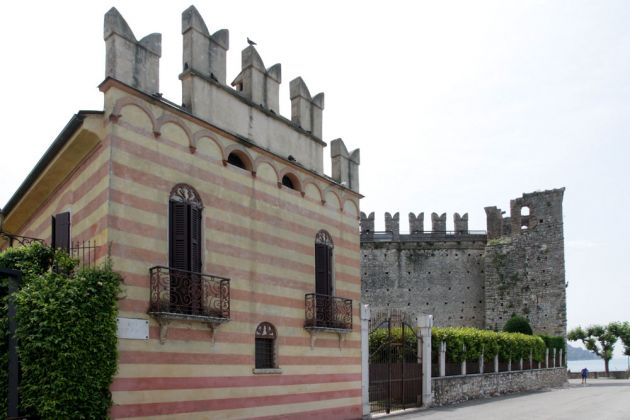 Torri del Benaco am Gardasee - die Promenade Viale Guglielmo Marconi am Castello Scaligero Torri del Benaco am Gardasee - die Promenade Viale Guglielmo Marconi am Castello Scaligero