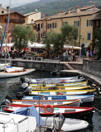 Porticciolo, der kleine Bootshafen im Zentrum von Torri del Benaco Porticciolo, der kleine Bootshafen im Zentrum von Torri del Benaco
