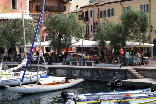 Porticciolo, der kleine Bootshafen und Aussengastronomie auf der Piazza Calderini von Torri del Benaco Porticciolo, der kleine Bootshafen und Aussengastronomie auf der Piazza Calderini von Torri del Benaco