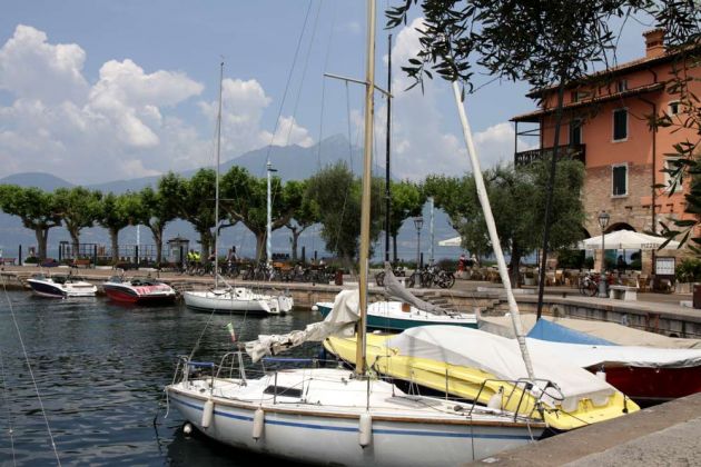 Torri del Benaco am Gardasee - die Piazza Calderini und der Porticciolo, der kleine Bootshafen Torri del Benaco am Gardasee - die Piazza Calderini und der Porticciolo, der kleine Bootshafen