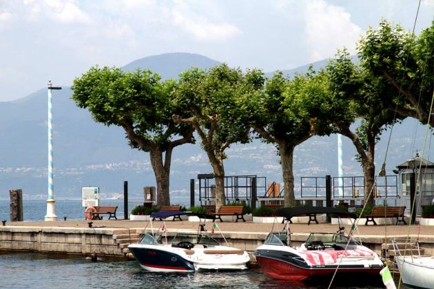 Torri del Benaco am Gardasee - die Piazza Calderini Torri del Benaco am Gardasee - die Piazza Calderini