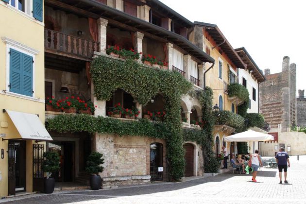 Torri del Benaco am Gardasee - historische Gebäude an der Piazza Calderini Torri del Benaco am Gardasee - historische Gebäude an der Piazza Calderini