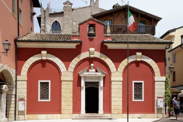 Torri del Benaco am Gardasee - die Chiesa della Santissima Trinità an der Piazza Calderini Torri del Benaco am Gardasee - die Chiesa della Santissima Trinità an der Piazza Calderini