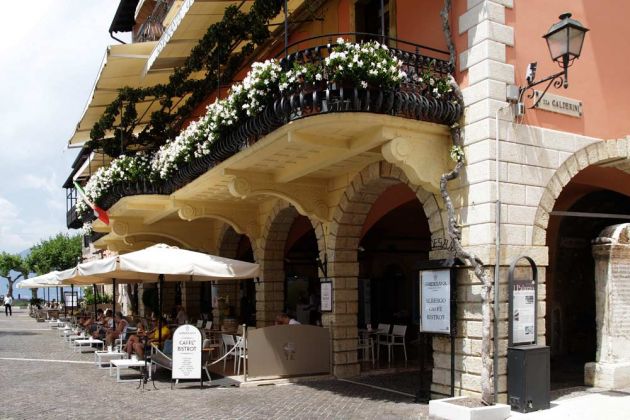 Torri del Benaco am Gardasee - der Palazzo della Gardesana, das ehemalige gardesanische Ratsherrenhaus an der Piazza Calderini Torri del Benaco am Gardasee - der Palazzo della Gardesana, das ehemalige gardesanische Ratsherrenhaus an der Piazza Calderini