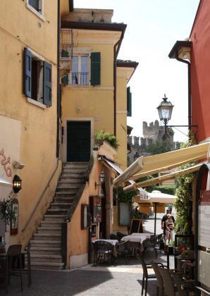 Torri del Benaco am Gardasee - die Gasse Corso Dante Alighieri Torri del Benaco am Gardasee - die Gasse Corso Dante Alighieri