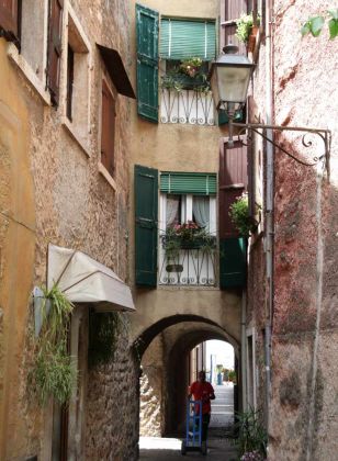 Torri del Benaco am Gardasee - an der Gasse Corso Dante Alighieri Torri del Benaco am Gardasee - an der Gasse Corso Dante Alighieri