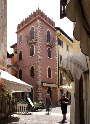 Torri del Benaco am Gardasee - an der Gasse Corso Dante Alighieri Torri del Benaco am Gardasee - an der Gasse Corso Dante Alighieri