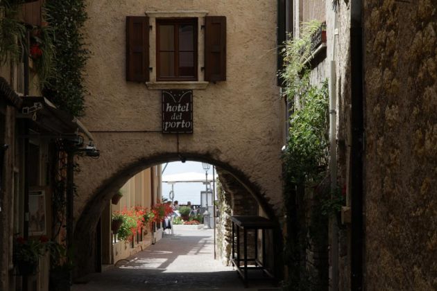 Torri del Benaco am Gardasee - an der Gasse Corso Dante Alighieri Torri del Benaco am Gardasee - an der Gasse Corso Dante Alighieri