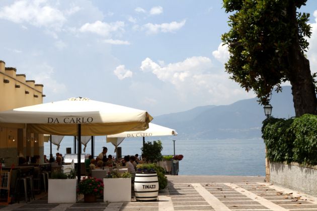 Torri del Benaco am Gardasee - die Piazza Umberto I Torri del Benaco am Gardasee - die Piazza Umberto I