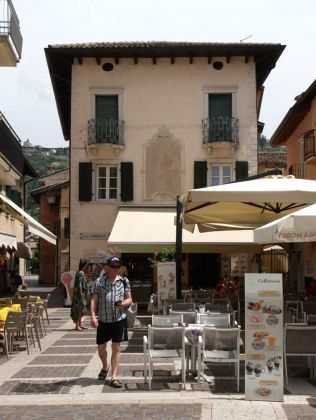 Torri del Benaco am Gardasee - die Piazza Umberto I Torri del Benaco am Gardasee - die Piazza Umberto I