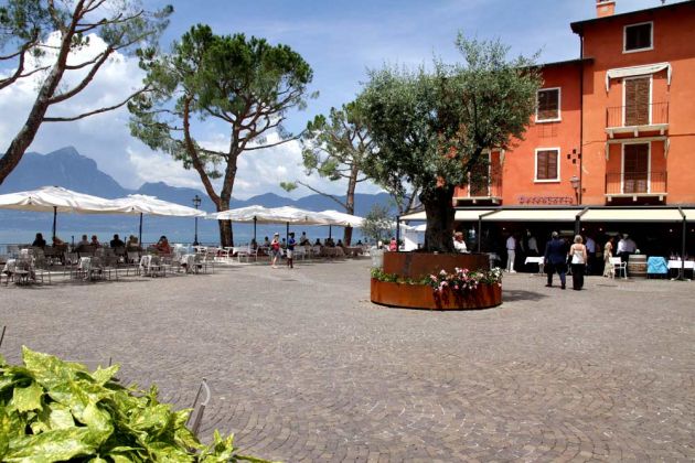 Torri del Benaco am Gardasee - die Piazza Chiesa, der Kirchplatz an der Kirche Peter und Paul, Chiesa dei Santi Pietro e Paolo Torri del Benaco am Gardasee - die Piazza Chiesa, der Kirchplatz an der Kirche Peter und Paul, Chiesa dei Santi Pietro e Paolo